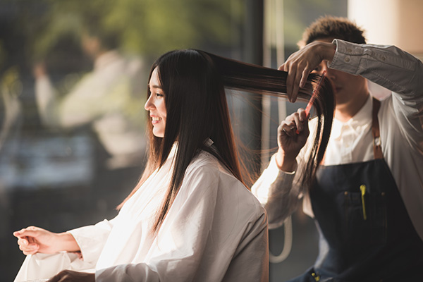 girl getting a regular hair trim to reduce hair breakage