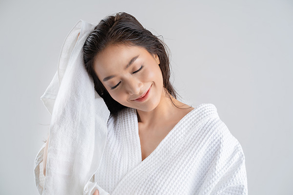 girl using microfibre towel to dry hair to prevent hair loss