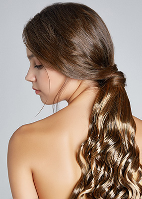 girl with a loose ponytail to prevent hair breakage
